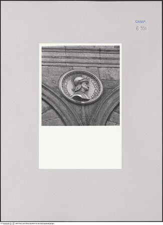 Vorderseite von Bibliotheca Hertziana [https://www.deutsche-digitale-bibliothek.de/content/lizenzen/rv-fz/] Tondi im Innenhof des Palazzo Orsini di Gravina - Portrait eines Praefect[us] Ursin[us] Eccles[iae] Capit[anus], bh591563_recto. Foto: Kruft, Hanno-Walter.