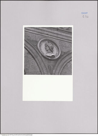 Vorderseite von Bibliotheca Hertziana [https://www.deutsche-digitale-bibliothek.de/content/lizenzen/rv-fz/] Tondi im Innenhof des Palazzo Orsini di Gravina - Portrait eines Per. Io[hannes] Paul[us] Urs[inus] Venet[iae] Capit[anus], bh591564_recto. Foto: Kruft, Hanno-Walter.
