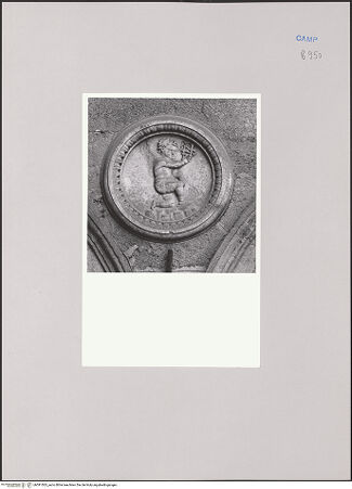 Vorderseite von Bibliotheca Hertziana [https://www.deutsche-digitale-bibliothek.de/content/lizenzen/rv-fz/] Tondi im Innenhof des Palazzo Orsini di Gravina - Kniender Putto mit Attribut, bh591565_recto. Foto: Kruft, Hanno-Walter.