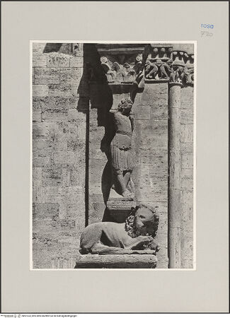 Vorderseite von Borsig, (Tet) Arnold von [https://www.deutsche-digitale-bibliothek.de/content/lizenzen/rv-ez/] Südportal - Detail: Linker Atlant auf Löwe, bh591633_recto. Foto.