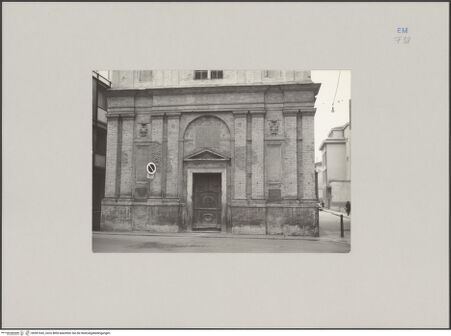 Vorderseite von Marseglia, E. [https://rightsstatements.org/page/CNE/1.0/] San Marcellino - Fassade, Detail: Untergeschoss, bh591642_recto. Foto.