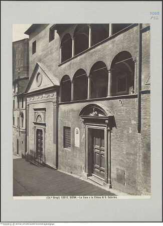 Vorderseite von Alinari [https://rightsstatements.org/page/CNE/1.0/] Santa Caterina in Fontebranda - Fassade des Oratorio dell'Oca und Erweiterungsbau, bh591647_recto. Foto.