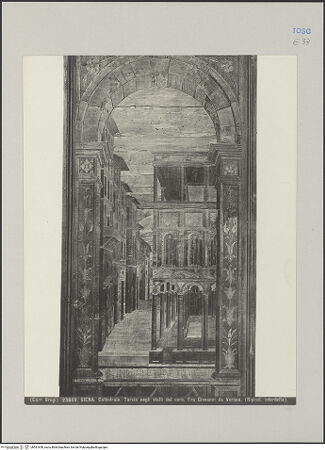 Vorderseite von Alinari [https://www.deutsche-digitale-bibliothek.de/content/lizenzen/rv-ez/] ChorgestühlZentralperspektivische Ansicht einer italienischen Stadt mit hohen Gebäuden und offener Säulenhalle längs einer ansteigenden Gasse - Detail: Stadtansicht, bh591650_recto. Foto.