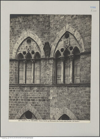 Vorderseite von Alinari [https://www.deutsche-digitale-bibliothek.de/content/lizenzen/rv-ez/] Palazzo Chigi Saracini - Fassade, erstes Obergeschoss, Detail: Fenster, bh591652_recto. Foto.