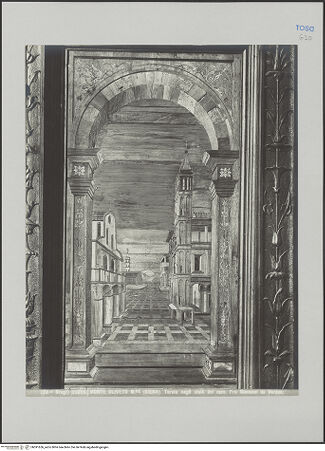 Vorderseite von Alinari [https://rightsstatements.org/page/CNE/1.0/] ChorgestühlZentralperspektivische Straßenvedute mit Kirchenfassade und Gebirgslandschaft - , bh591656_recto. Foto.