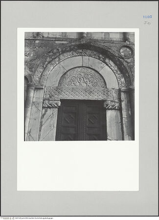 Vorderseite von Bibliotheca Hertziana [https://www.deutsche-digitale-bibliothek.de/content/lizenzen/rv-fz/] San Cassiano - Fassade, Portal, Detail, bh591659_recto. Foto: Lotz, Wolfgang?.