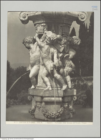 Vorderseite von Alinari? [https://www.deutsche-digitale-bibliothek.de/content/lizenzen/rv-ez/] Herkules- und AntäusbrunnenMittlerer Abschnitt des Brunnenstocks - Gesamtansicht mit Putten und Gänsen, bh591681_recto. Foto.