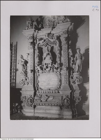 Vorderseite von Guido, Giovanni, Lecce [https://www.deutsche-digitale-bibliothek.de/content/lizenzen/rv-ez/] Grabmal für den Erzbischof Francesco Maria de Aste (gest. 1719) - Gesamtansicht, bh592805_recto. Foto: Guido, Giovanni.