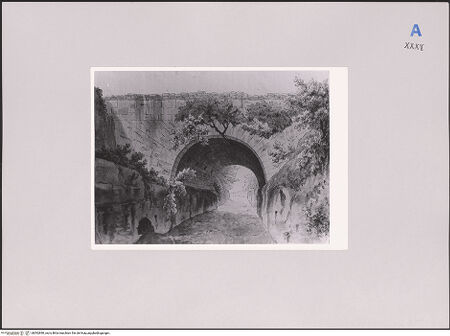 Vorderseite von Herzog Anton Ulrich-Museum [https://www.deutsche-digitale-bibliothek.de/content/lizenzen/rv-ez/] Blick durch den Bogen eines römischen Aquädukts - , bh592890_recto. Foto.
