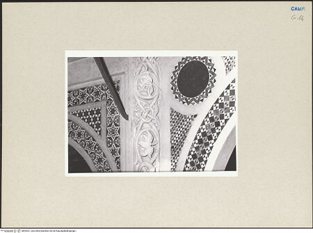 Vorderseite von Pace, Valentino [https://www.deutsche-digitale-bibliothek.de/content/lizenzen/rv-ez/] Evangelienkanzel - Detail: Ecke Kanzelkorb mit Cosmatenarbeit und bildhauerischem Ornament, bh593231_recto. Foto: Pace, Valentino.