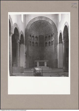 Vorderseite von Bibliotheca Hertziana [https://www.deutsche-digitale-bibliothek.de/content/lizenzen/rv-fz/] Santi Rufo e Carponio - Blick in die Hauptapsis, bh593423_recto. Foto.