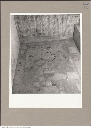 Vorderseite von Hutzel, Max [https://www.deutsche-digitale-bibliothek.de/content/lizenzen/rv-ez/] Santa Maria de Episcopio - Fußboden, Detail, bh593462_recto. Foto: Hutzel, Max.