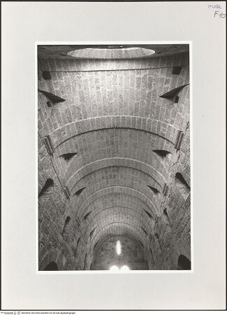 Vorderseite von Bibliotheca Hertziana [https://www.deutsche-digitale-bibliothek.de/content/lizenzen/rv-ez/] CattedraleSüdliches Seitenschiff - Kryptazugang, Detail: Atlant einer Halbsäule, bh593894_recto. Foto: Hahn, Hanno.