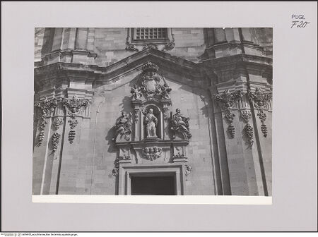 Vorderseite von Guido, Giovanni, Lecce [https://www.deutsche-digitale-bibliothek.de/content/lizenzen/rv-ez/] Santa Maria Maddalena - Fassade, Detail: Figuren über dem Portal und Gesims, bh594552_recto. Foto.