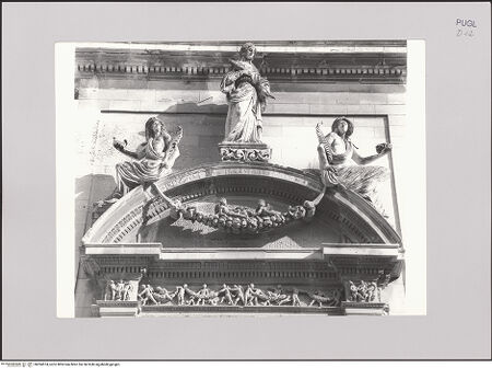 Vorderseite von Guido, Giovanni, Lecce [https://www.deutsche-digitale-bibliothek.de/content/lizenzen/rv-ez/] Duomo & Assunta - Seitenportal, Detail: Fries Lünette und Statuen, bh594574_recto. Foto.