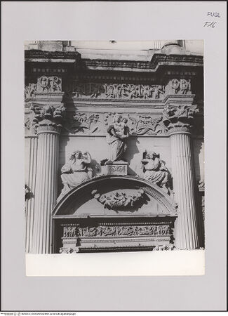 Vorderseite von Guido, Giovanni, Lecce [https://www.deutsche-digitale-bibliothek.de/content/lizenzen/rv-ez/] Sant'Angelo - Hauptportal, Detail: Gebälk, Lünette und Portalfiguren, bh594575_recto. Foto.