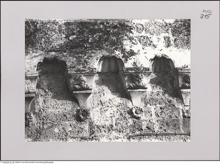 Vorderseite von Guido, Giovanni, Lecce [https://www.deutsche-digitale-bibliothek.de/content/lizenzen/rv-ez/] Castello de'Monti - Torrione di Sant'Antonio Abate (Nord-Osten), Detail: Bogenfries, bh594577_recto. Foto.