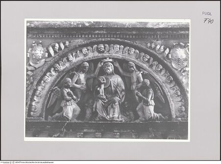 Vorderseite von Sopr. BAAAS Bari [https://www.deutsche-digitale-bibliothek.de/content/lizenzen/rv-ez/] Hauptportal mit Marienkrönung - Detail: Tympanon mit Marienkrönung, bh594579_recto. Foto.