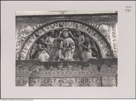 Vorderseite von Guido, Giovanni, Lecce [https://www.deutsche-digitale-bibliothek.de/content/lizenzen/rv-ez/] Hauptportal mit Marienkrönung - Detail: Tympanon mit Marienkrönung, bh594580_recto. Foto.