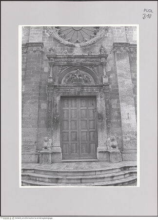 Vorderseite von Sopr. BAAAS Bari [https://www.deutsche-digitale-bibliothek.de/content/lizenzen/rv-ez/] Duomo - Fassade, Mittelportal, bh594582_recto. Foto.