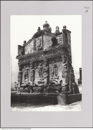 Vorderseite von Guido, Giovanni, Lecce [https://www.deutsche-digitale-bibliothek.de/content/lizenzen/rv-ez/] Hellenistischer Brunnen - Gesamtansicht, bh594585_recto. Foto.