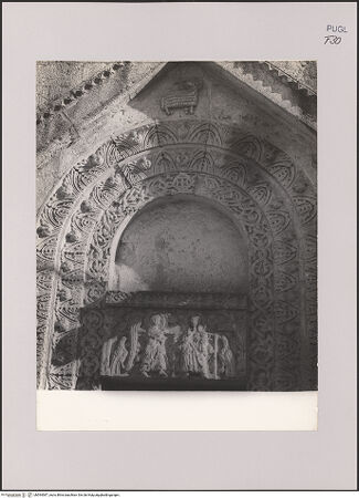 Vorderseite von Guido, Giovanni, Lecce [https://www.deutsche-digitale-bibliothek.de/content/lizenzen/rv-ez/] Hauptportal - Giebel, Archivolten und Türsturz, bh594587_recto. Foto: Guido, Giovanni.