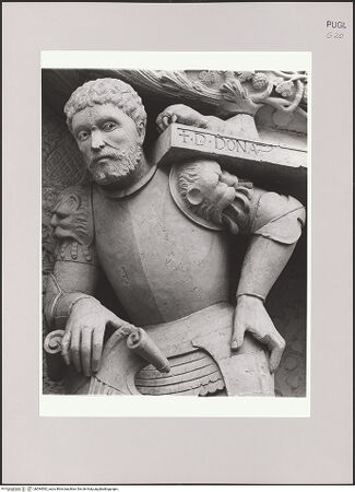 Vorderseite von Gernone [https://www.deutsche-digitale-bibliothek.de/content/lizenzen/rv-ez/] Grabmal des Giovanni Bernardino Acquaviva, Belisario Acquaviva und dessen Frau Sveva Sanseverino - Detail: Linker Sargträger, Oberkörper, bh594592_recto. Foto.