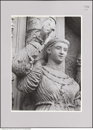 Vorderseite von Gernone [https://www.deutsche-digitale-bibliothek.de/content/lizenzen/rv-ez/] Grabmal des Giovanni Bernardino Acquaviva, Belisario Acquaviva und dessen Frau Sveva Sanseverino - Detail: 2. weibliche Figur vor Säule von links, Oberkörper, bh594596_recto. Foto.