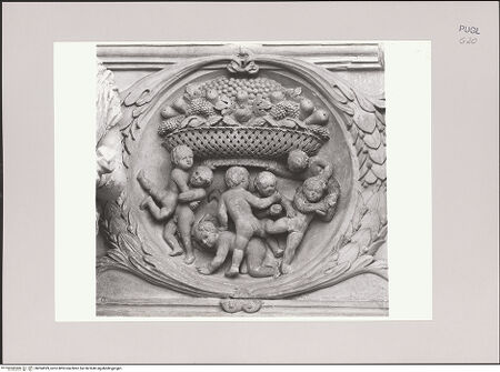 Vorderseite von Gernone [https://www.deutsche-digitale-bibliothek.de/content/lizenzen/rv-ez/] Grabmal des Giovanni Bernardino Acquaviva, Belisario Acquaviva und dessen Frau Sveva Sanseverino - Detail: Medaillon, links oben, bh594599_recto. Foto.