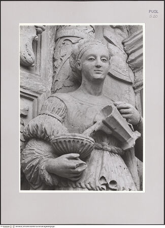 Vorderseite von Gernone [https://www.deutsche-digitale-bibliothek.de/content/lizenzen/rv-ez/] Grabmal des Giovanni Bernardino Acquaviva, Belisario Acquaviva und dessen Frau Sveva Sanseverino - Detail: weibliche Figur vor Säule, rechts außen, Oberkörper, bh594600_recto. Foto.