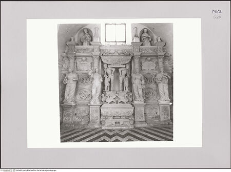 Vorderseite von Sopr. BAAAS Bari [https://www.deutsche-digitale-bibliothek.de/content/lizenzen/rv-ez/] Grabmal des Giovanni Bernardino Acquaviva, Belisario Acquaviva und dessen Frau Sveva Sanseverino - Gesamtansicht, bh594601_recto. Foto.