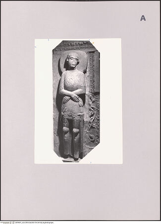 Vorderseite von Bibliotheca Hertziana [https://www.deutsche-digitale-bibliothek.de/content/lizenzen/rv-fz/] Liegefigur eines Ritters der Familie Sanseverino (Ruggero Sanseverino?) - Gesamtansicht, bh594631_recto. Foto: Negri Arnoldi, Francesco.