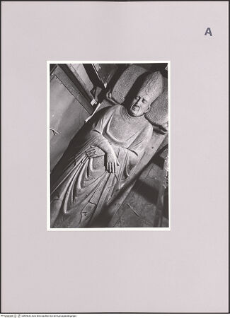 Vorderseite von Bibliotheca Hertziana [https://www.deutsche-digitale-bibliothek.de/content/lizenzen/rv-fz/] Gisant des Bischofs Goffredo Fazzari (gest. 1339) - Teilansicht, bh594638_recto. Foto: Negri Arnoldi, Francesco.