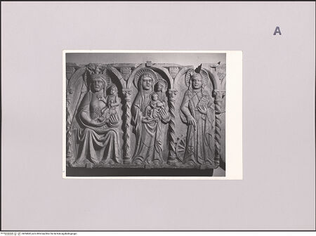 Vorderseite von Bibliotheca Hertziana [https://www.deutsche-digitale-bibliothek.de/content/lizenzen/rv-fz/] Madonna mit Heiligen (Frontplatte eines Sarkophags) - Detail: Madonna, Heilige Anna und heilige Katharina von Alexandrien, bh594642_recto. Foto: Negri Arnoldi, Francesco.