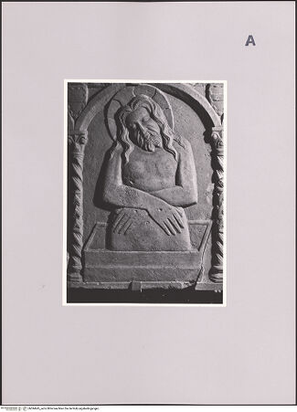 Vorderseite von Bibliotheca Hertziana [https://www.deutsche-digitale-bibliothek.de/content/lizenzen/rv-fz/] Christus im Grab mit Heiligen (Frontplatte und Seitenplatte eines Sarkophags) - Detail: Christus, bh594645_recto. Foto: Negri Arnoldi, Francesco.