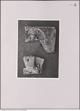 Vorderseite von Bibliotheca Hertziana [https://www.deutsche-digitale-bibliothek.de/content/lizenzen/rv-fz/] Fragmente eines Sarkophags und einer Liegefigur - Gesamtansicht, bh594662_recto. Foto: Negri Arnoldi, Francesco.