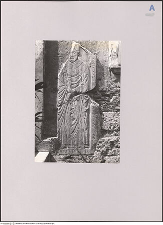 Vorderseite von Bibliotheca Hertziana [https://www.deutsche-digitale-bibliothek.de/content/lizenzen/rv-fz/] Grabplatte eines Bischofs - , bh594664_recto. Foto: Negri Arnoldi, Francesco.