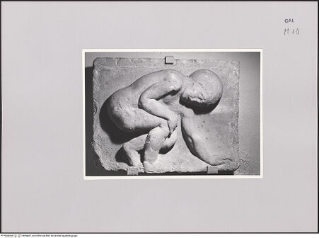 Vorderseite von Bibliotheca Hertziana [https://www.deutsche-digitale-bibliothek.de/content/lizenzen/rv-fz/] Gebeugter Putto - Gesamtansicht, bh594667_recto. Foto.