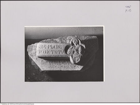 Vorderseite von Bibliotheca Hertziana [https://www.deutsche-digitale-bibliothek.de/content/lizenzen/rv-fz/] Arm eines Marmorkreuzes mit Maria - Vorderseite mit Inschrift und Maria, bh594676_recto. Foto.
