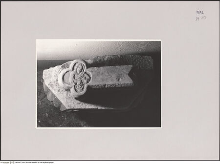 Vorderseite von Bibliotheca Hertziana [https://www.deutsche-digitale-bibliothek.de/content/lizenzen/rv-fz/] Arm eines Marmorkreuzes mit Johannes - Gesamtansicht, bh594677_recto. Foto.