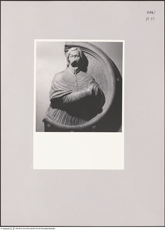 Vorderseite von Bibliotheca Hertziana [https://www.deutsche-digitale-bibliothek.de/content/lizenzen/rv-fz/] Medaillon mit Prälat - Gesamtansicht, bh594678_recto. Foto.