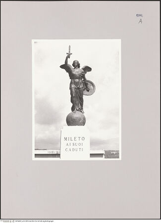 Vorderseite von Bibliotheca Hertziana [https://www.deutsche-digitale-bibliothek.de/content/lizenzen/rv-fz/] Gefallenendenkmal - Gesamtansicht, bh594682_recto. Foto.