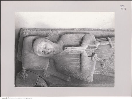 Vorderseite von unbekannt [https://www.deutsche-digitale-bibliothek.de/content/lizenzen/rv-fz/] Gisant - Kopf und Oberkörper von oben, bh594684_recto. Foto.