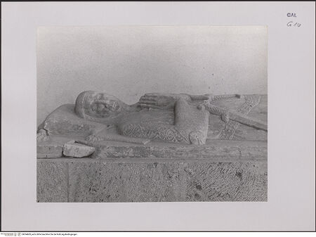 Vorderseite von unbekannt [https://www.deutsche-digitale-bibliothek.de/content/lizenzen/rv-fz/] Gisant - Kopf und Oberkörper, seitlich, bh594685_recto. Foto.