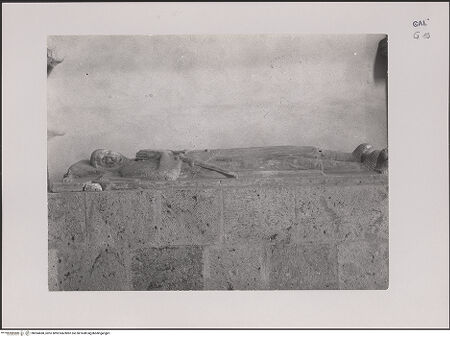 Vorderseite von unbekannt [https://www.deutsche-digitale-bibliothek.de/content/lizenzen/rv-fz/] Gisant - Gesamtansicht, seitlich, bh594688_recto. Foto.