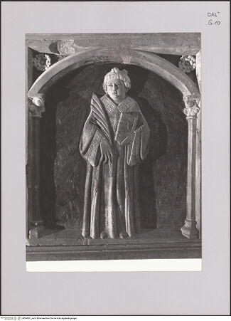 Vorderseite von unbekannt [https://www.deutsche-digitale-bibliothek.de/content/lizenzen/rv-fz/] Grabmonument der SanginetoSarkophag mit Liegefigur - Detail: linke Seite Grabmal, Hl. Stephanus, bh594691_recto. Foto.