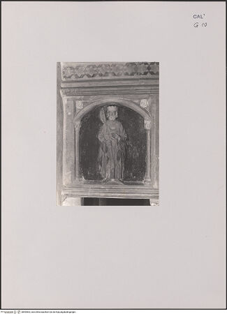 Vorderseite von unbekannt [https://www.deutsche-digitale-bibliothek.de/content/lizenzen/rv-fz/] Grabmonument der SanginetoSarkophag mit Liegefigur - Detail: linke Seite Grabmal, Hl. Ladislaus, bh594692_recto. Foto.