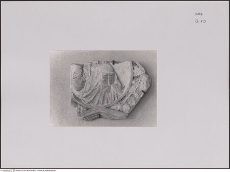 Vorderseite von unbekannt [https://www.deutsche-digitale-bibliothek.de/content/lizenzen/rv-fz/] Grabmonument der Sangineto - Fragment mit segnendem Christus, bh594693_recto. Foto.