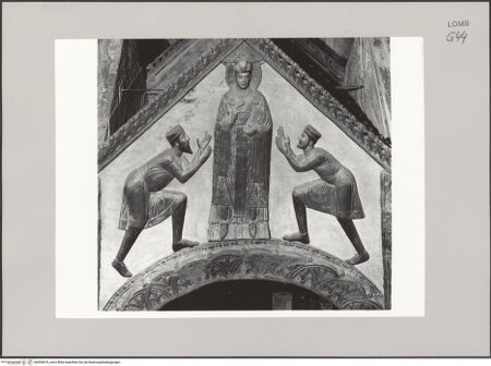 Vorderseite von Scarioni, Sandro [https://www.deutsche-digitale-bibliothek.de/content/lizenzen/rv-fz/] Ziborium aus Spolien und Baldachin mit StuckfigurenSüdgiebel: Der heilige Ambrosius zwischen zwei Gläubigen - , bh594979_recto. Foto: Scarioni, Sandro.