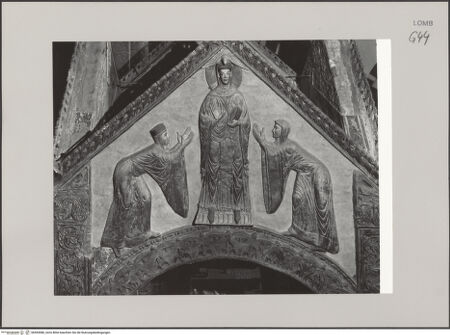 Vorderseite von Scarioni, Sandro [https://www.deutsche-digitale-bibliothek.de/content/lizenzen/rv-fz/] Ziborium aus Spolien und Baldachin mit StuckfigurenNordgiebel: Die heilige Tekla oder Scholastica zwischen zwei Gläubigen - , bh594980_recto. Foto: Scarioni, Sandro.